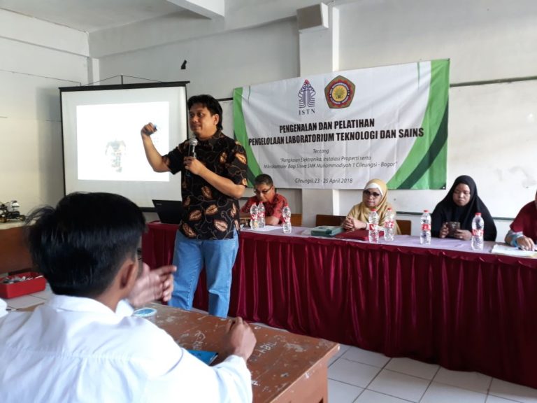 PENGENALAN & PELATIHAN PENGELOLAAN LABORATORIUM TEKNOLOGI DAN SAINS DI SMK MUHAMMADIYAH 1 CILEUNGSI – BOGOR